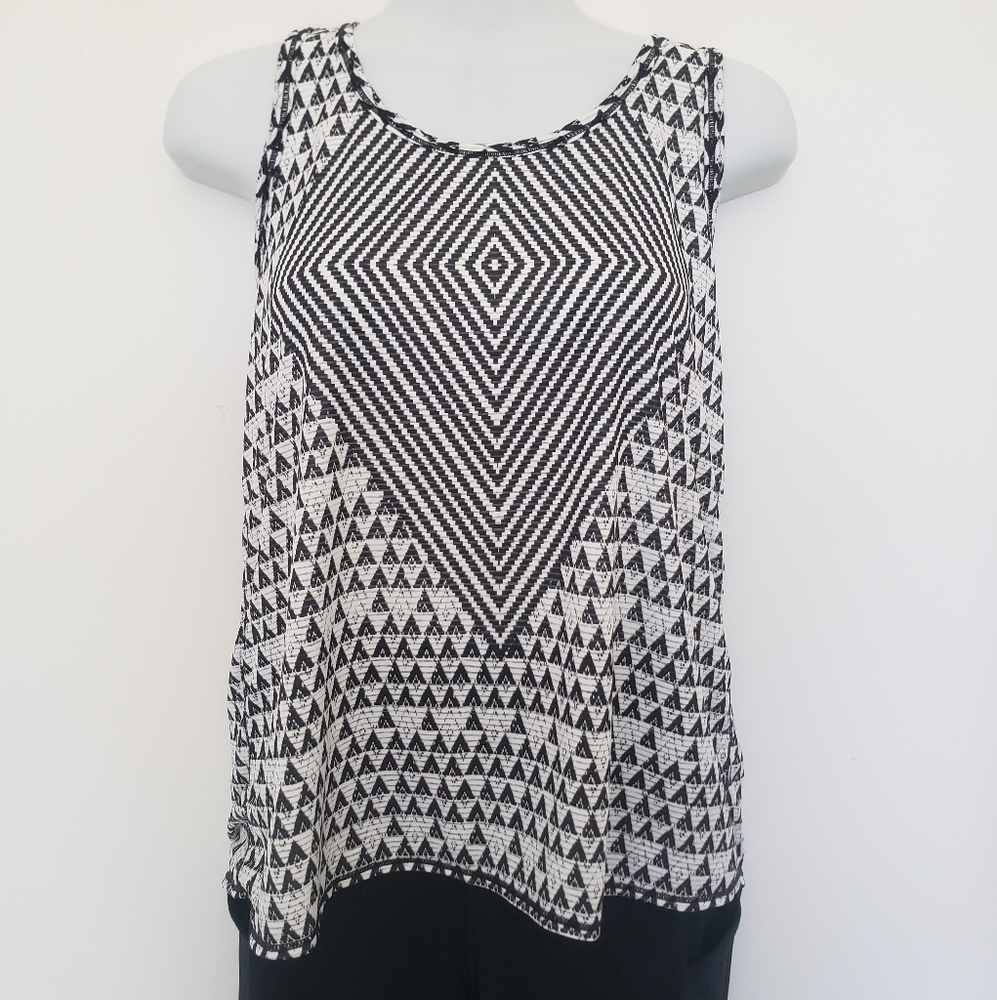 NWOT prAna Black and White Geometric Women's Work Out Top